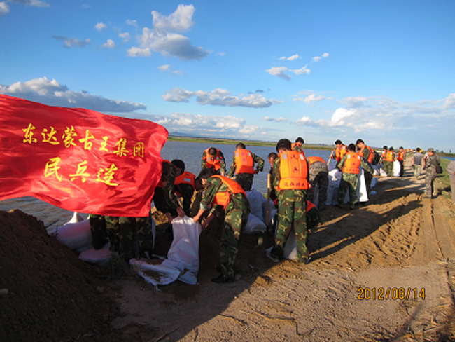 东达蒙古王集团民兵连积极支持抗洪抢险