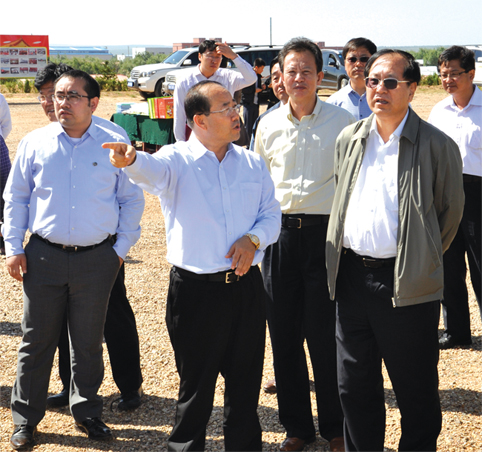 2013年自治区人大常委会副会长王玉明（前排右一）等领导来风水梁调研