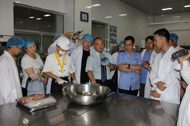 全区重大活动餐饮食品安全保障培训暨现场观摩会与会人员来东达锦园宾馆观摩